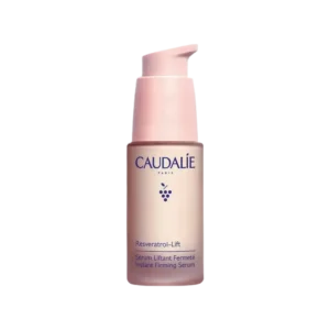 Appliquer un sérum avant vos crèmes de jour et/ou de nuit permet de booster l'efficacité de celles-ci. Les sérums Caudalie sont hautement concentrés en actifs et peuvent être utilisés tous les jours, matin et soir. La texture des sérums est plus fine pour pénétrer plus rapidement. C'est le soin à adopter pour une efficacité optimale et des résultats visibles plus rapidement.
