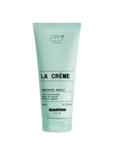 Applique La Crème en fine couche le matin sur peau propre et sèche, sur l'ensemble du visage et du cou pour une peau visiblement repulpée, nourrie et lissée toute la journée. La crème est idéale comme base de Make-Up.